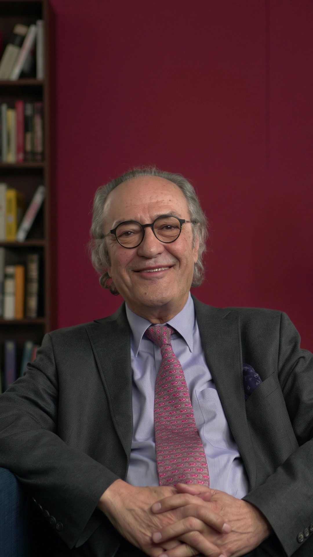 Prof. Dr. Asaf Savaş Akat — yıl sonu programında ekonomi konuşması için ekonomist · Kirpi Yapım