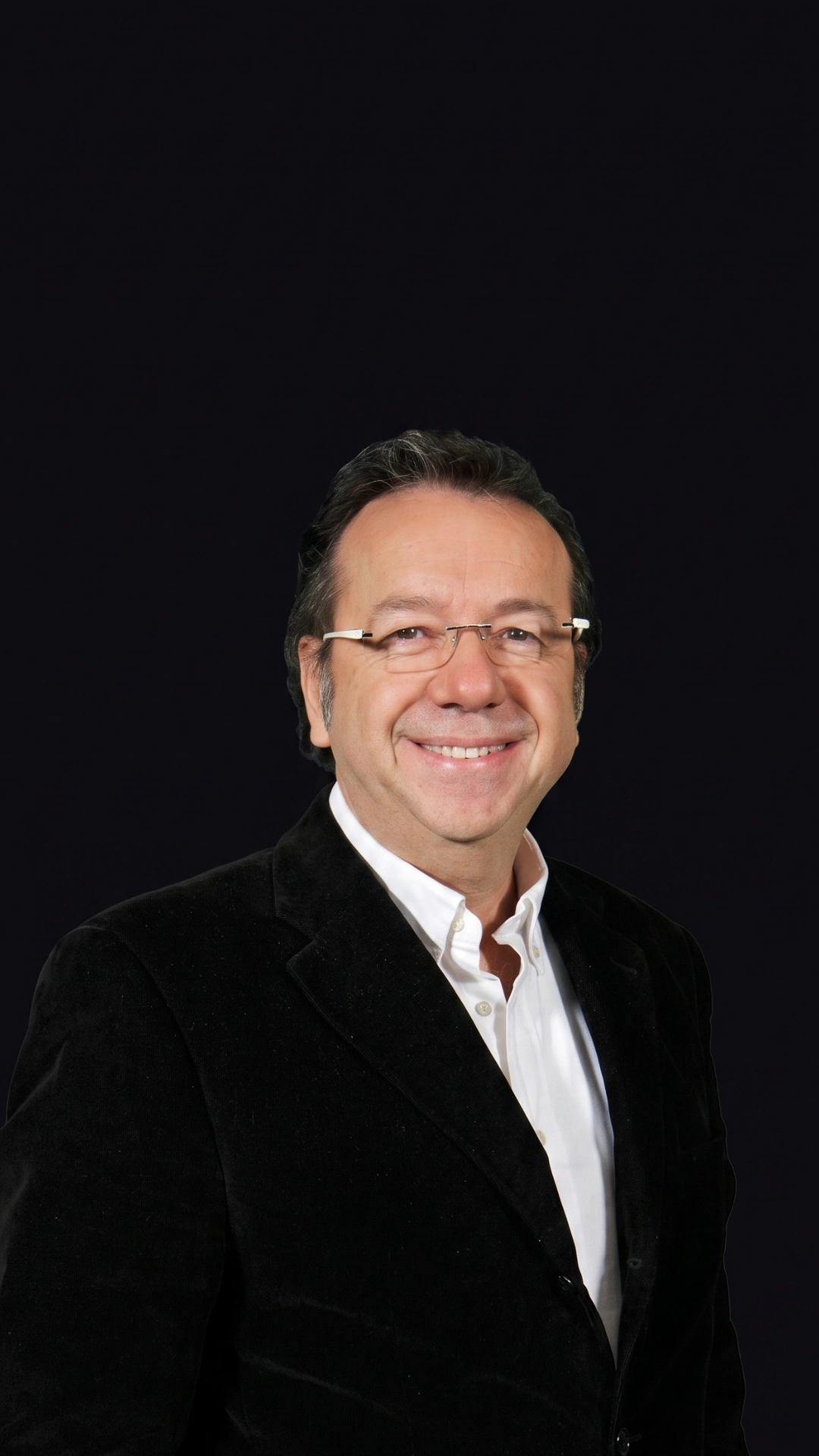 Gani Müjde — Mizah Yazarı · Senarist · Yönetmen · Kirpi Yapım