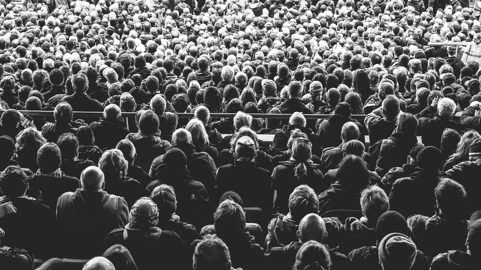 Grayscale photo of people sitting — etkinlik katılım oranı
