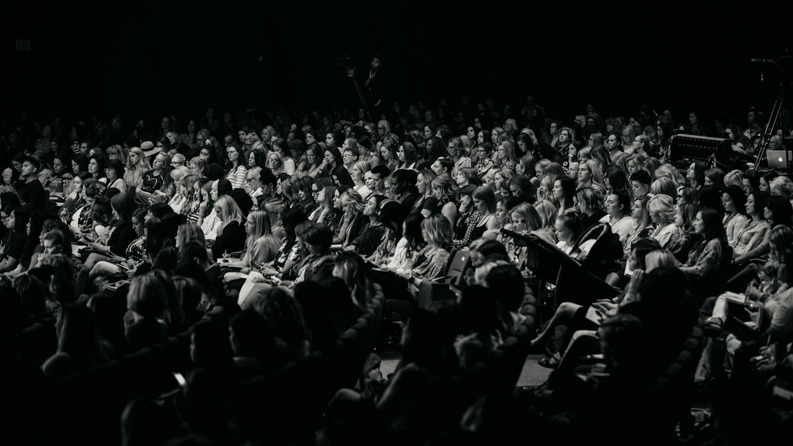 Audience watches a performance, etkinlik katılım oranı rehberi