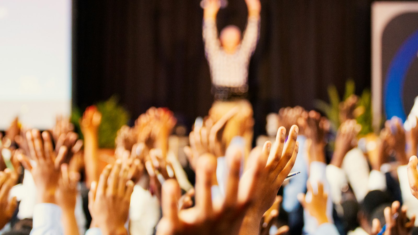 Program Akış Belgesi Nasıl Yazılır? 2 People raising hands with bokeh lights — etkinlik rundown hazırlama