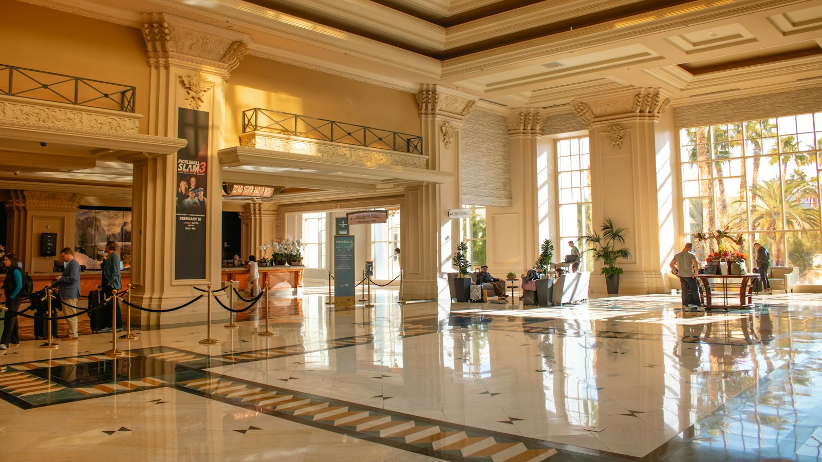 Kalabalık otel lobisi — etkinlik tarihi seçimi
