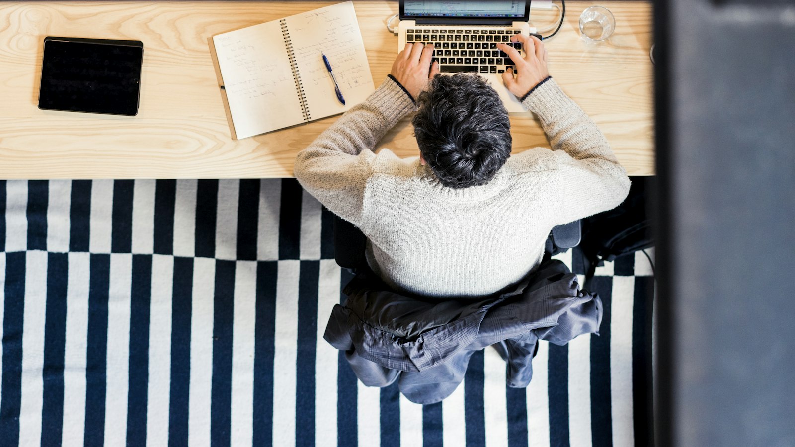 Masa başında çalışan kişi, etkinlikte kriz yönetimi rehberi