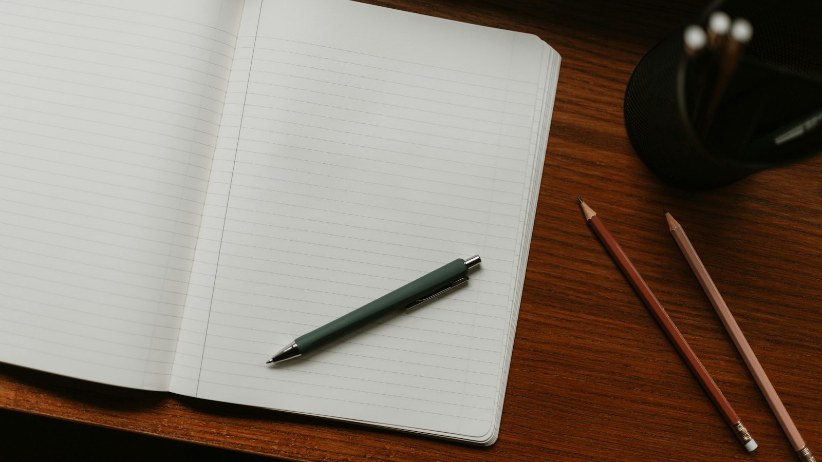 Finans Sektöründe Etkinlik ve Konuşmacı Uyumu 1 Açık defter ve kalem, finans sektörü etkinlik uyum rehberi