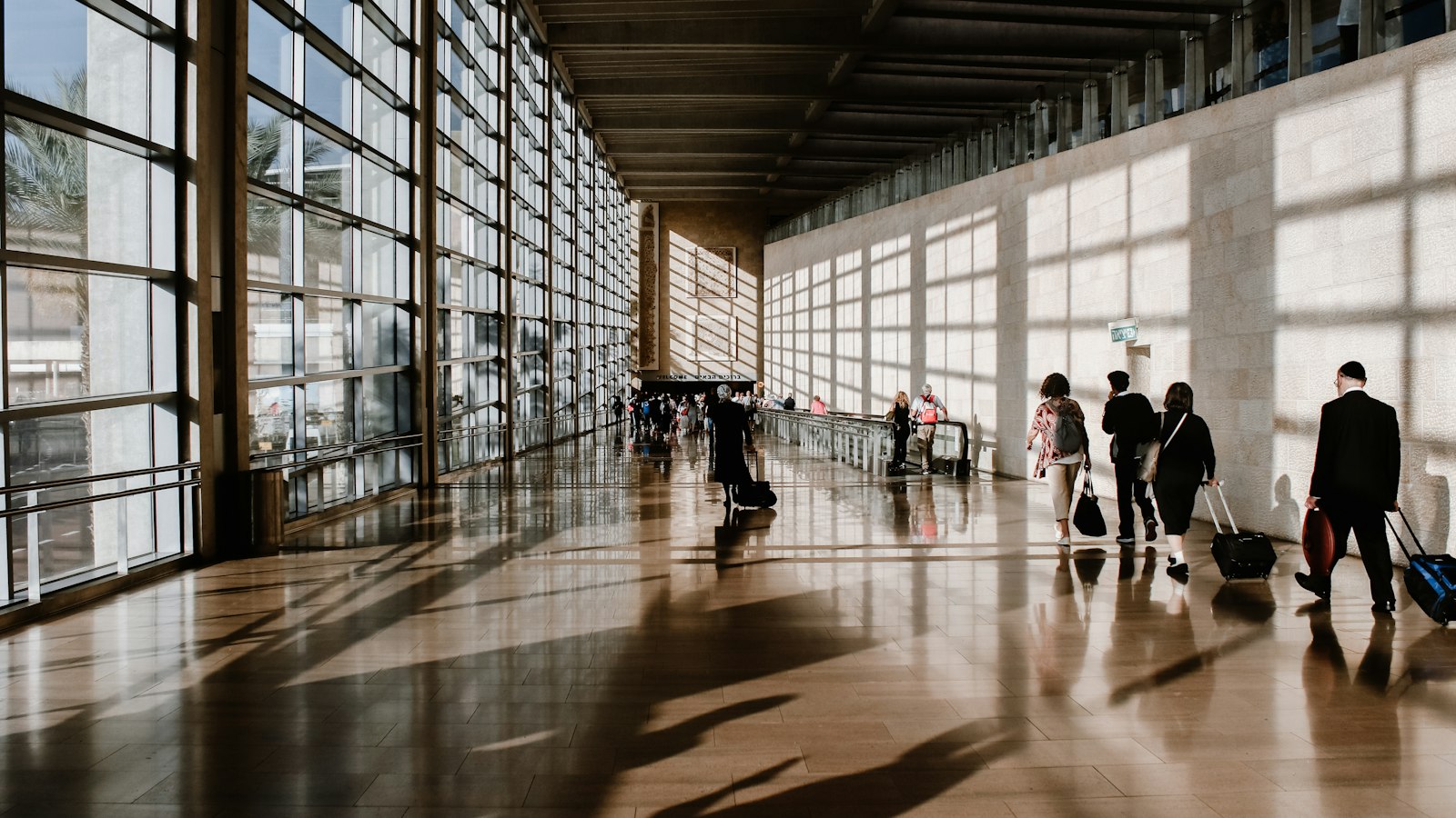 Seyahat konuşmacılarının anlattığı yolculuk rotalarının başladığı terminal