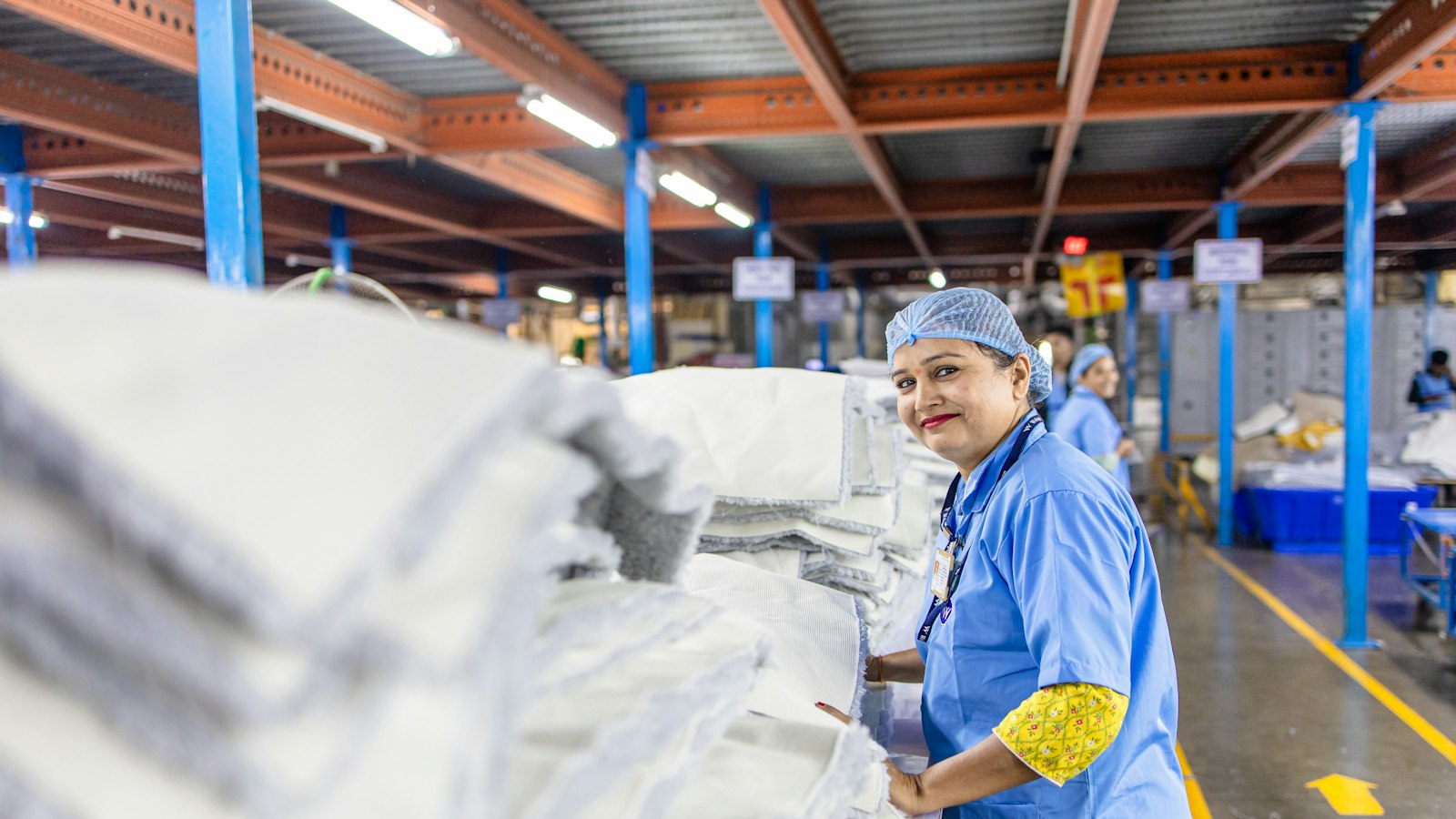 Tekstil fabrikasında çalışan — hibrit etkinlik konuşmacı