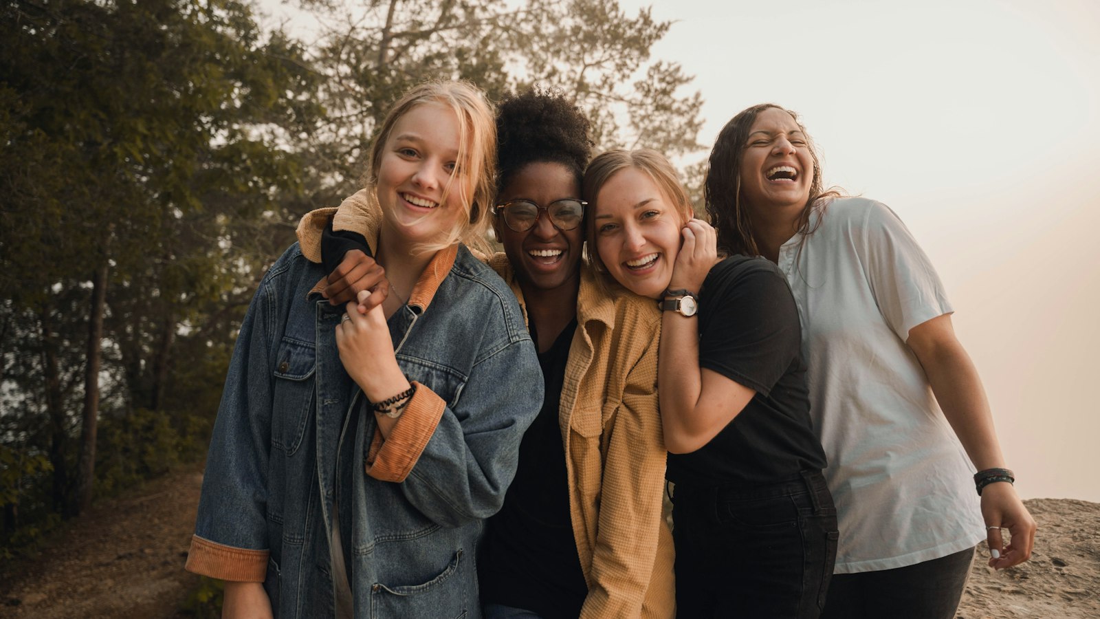 Four women laughing together — konuşma metni hazırlama