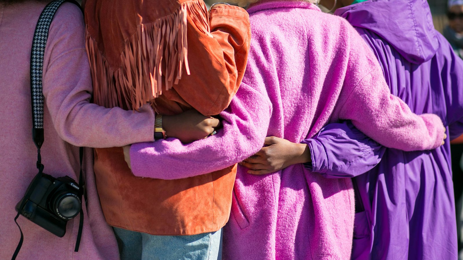 Four people holding each other, konuşma metni hazırlama rehberi