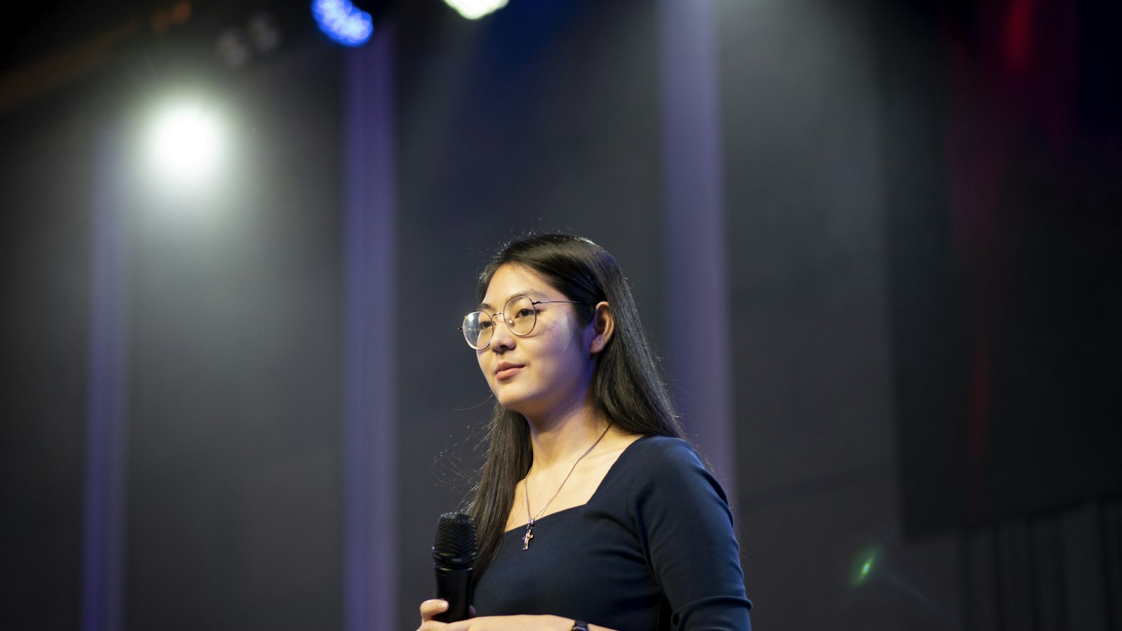 Woman speaking into a microphone, konuşmacı sosyal medya rehberi