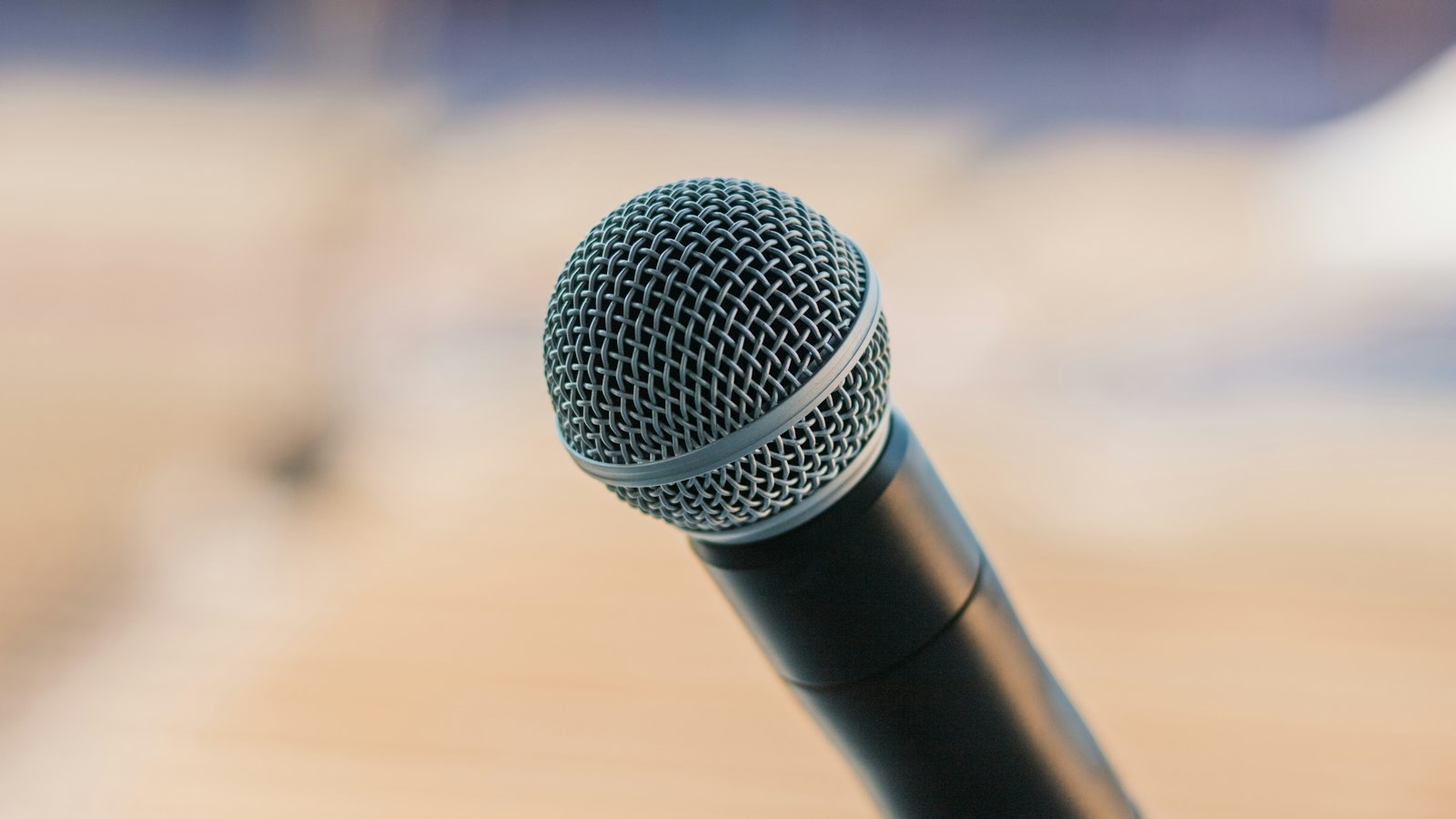Black microphone, konuşmacı tanıtım metni rehberi