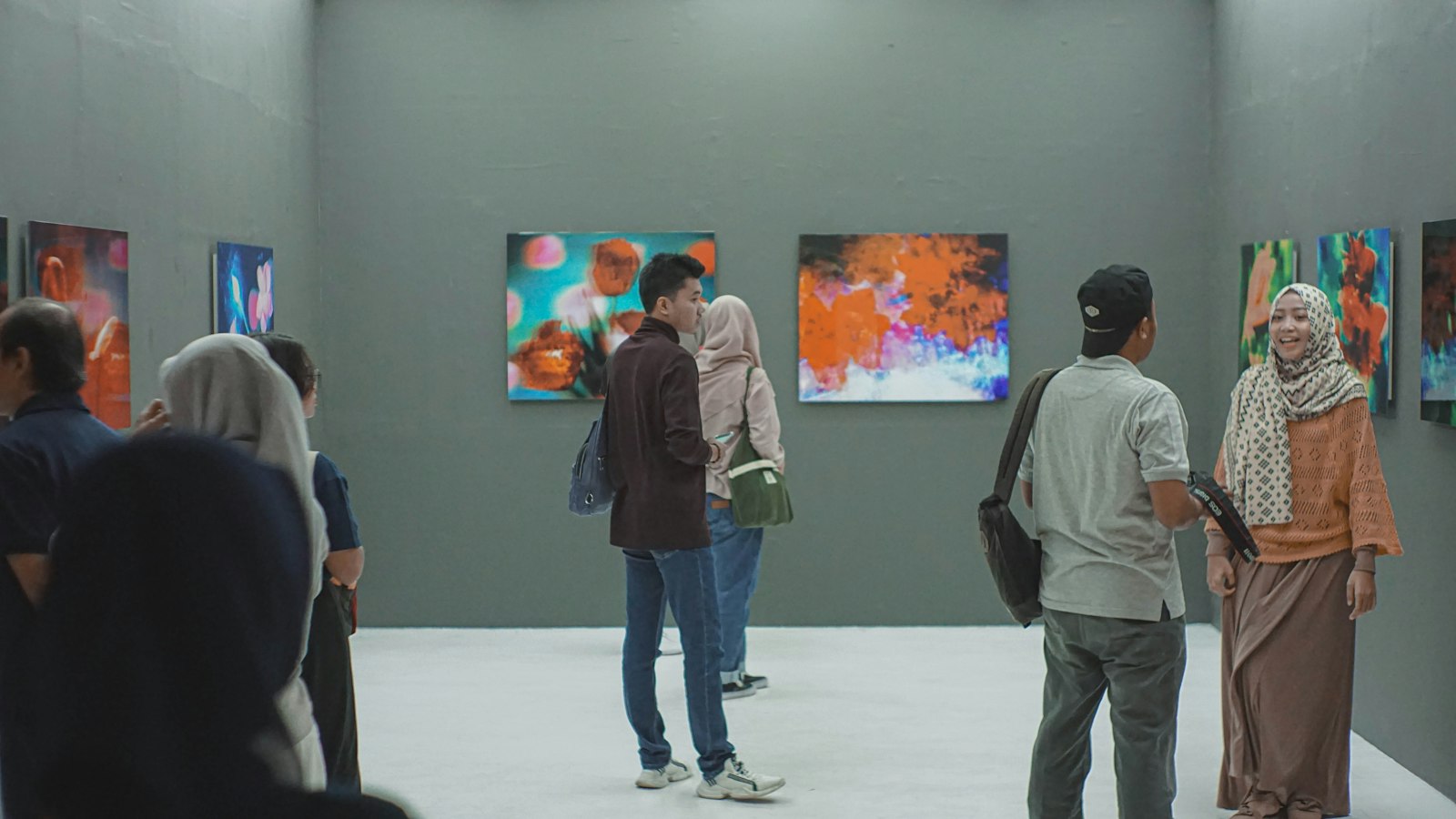 Sanat ve edebiyat etkinliğinde eserleri inceleyen katılımcılar