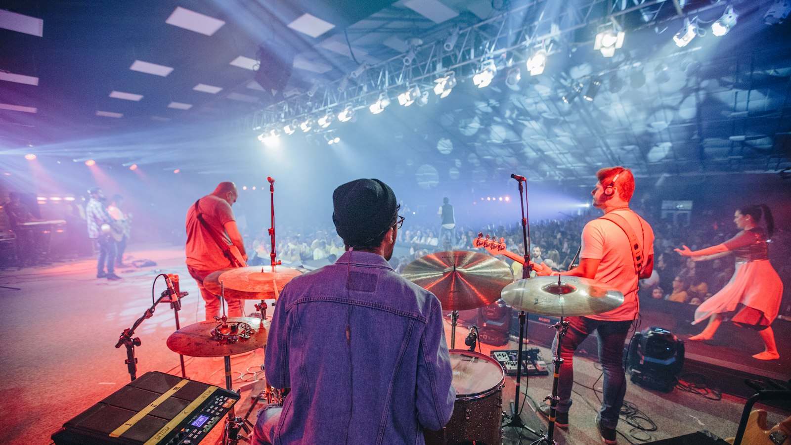 Canlı müzik bölümünü izleyen kurumsal gece katılımcıları