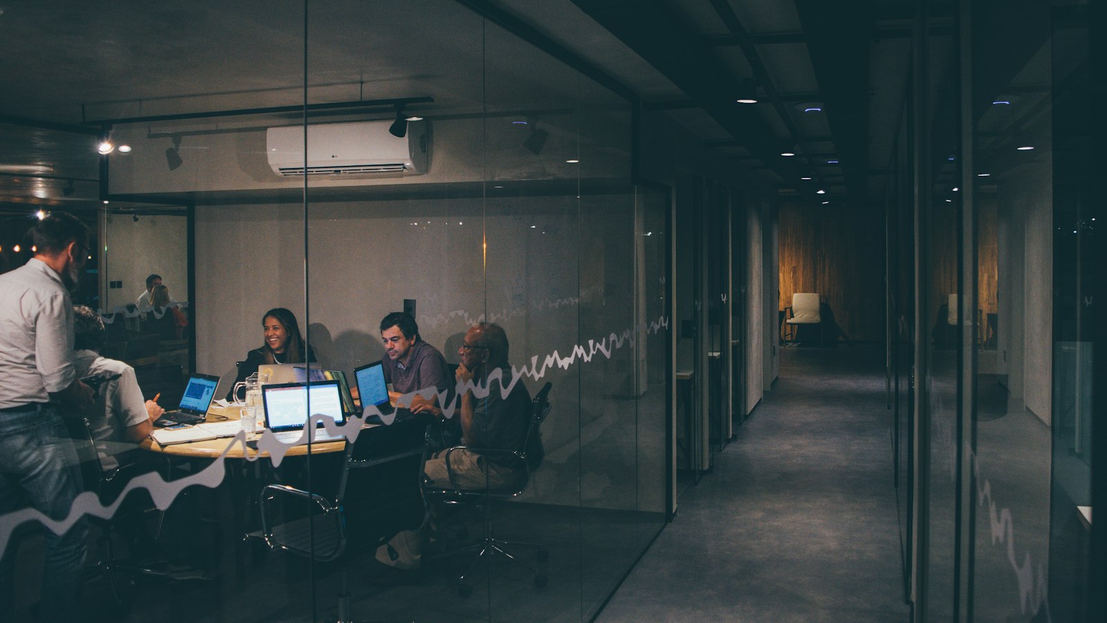 Liderlik programı sonrası değerlendirme toplantısı yapan ekip