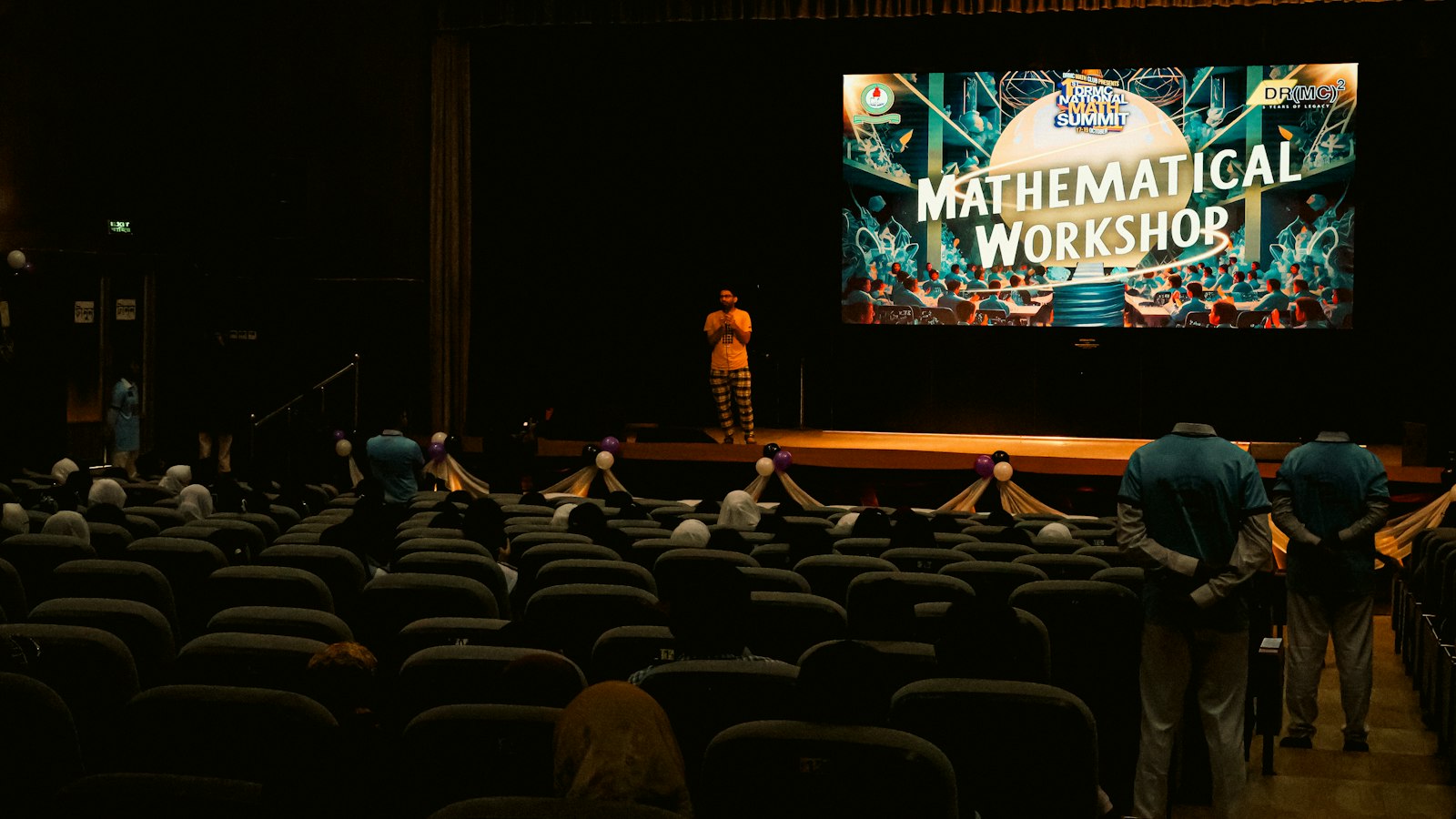 Seminerde sahnedeki konuşmacı — Oryantasyon programı konuşmacı rehberi