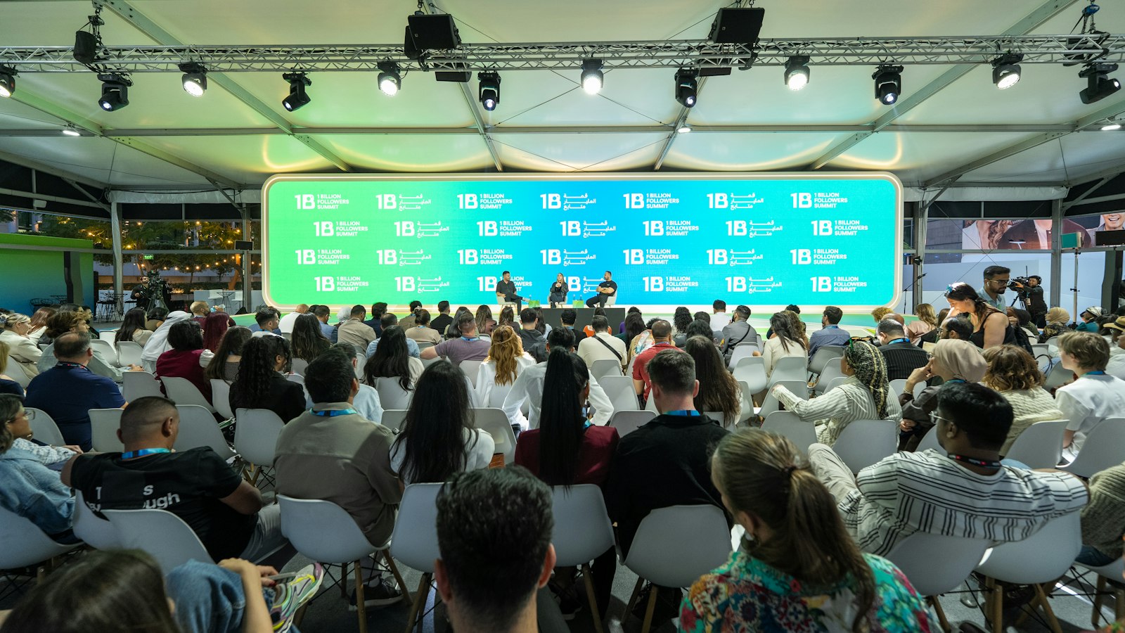 Ekrandaki sunumu izleyen salon — Panel moderasyonu rehberi