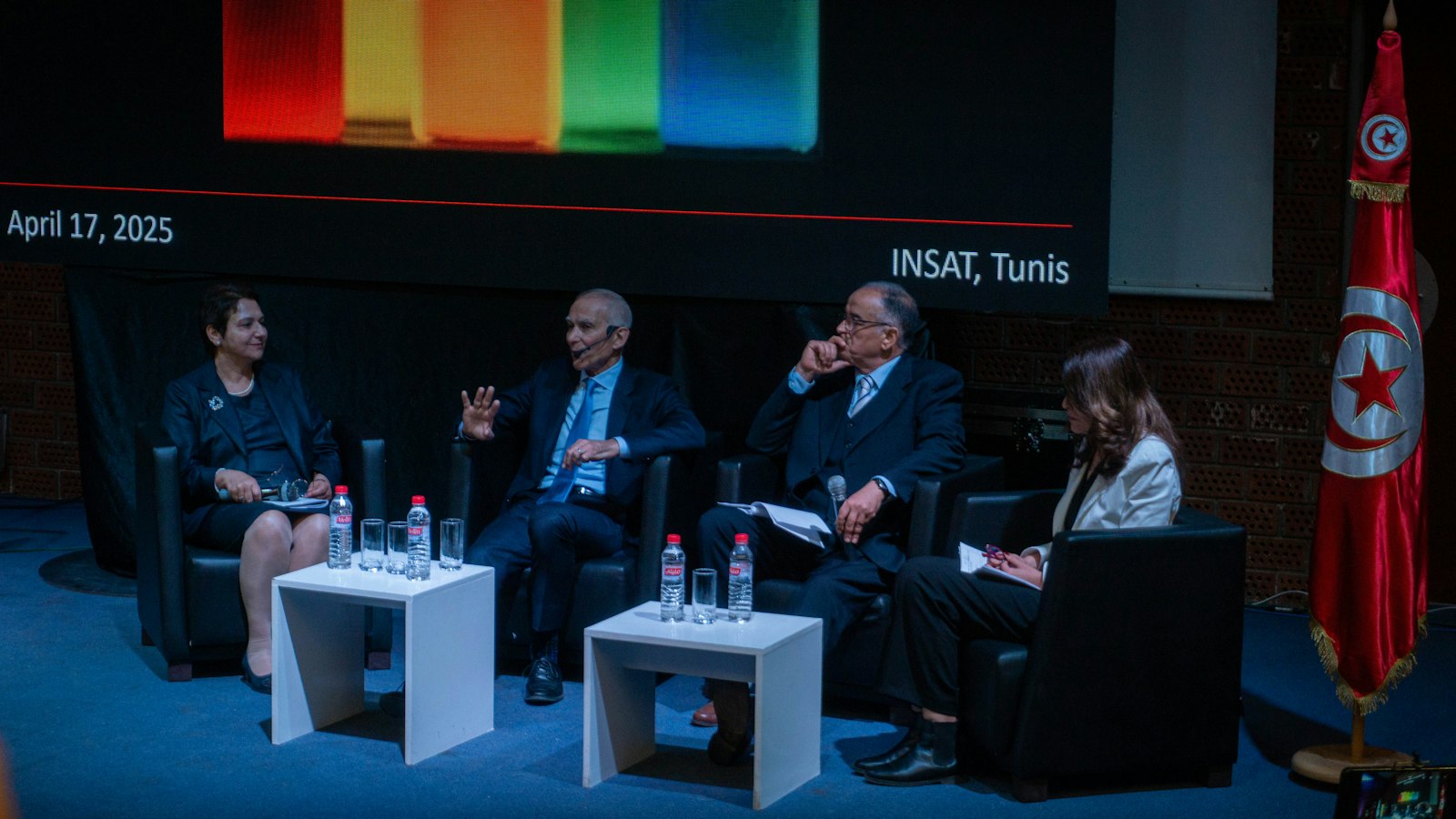 Panel moderasyonunda sahnedeki konuşmacılar ve moderatör