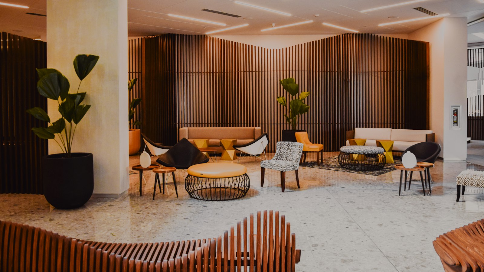 Modern otel lobisi, sahne ses ışık kurulumu rehberi