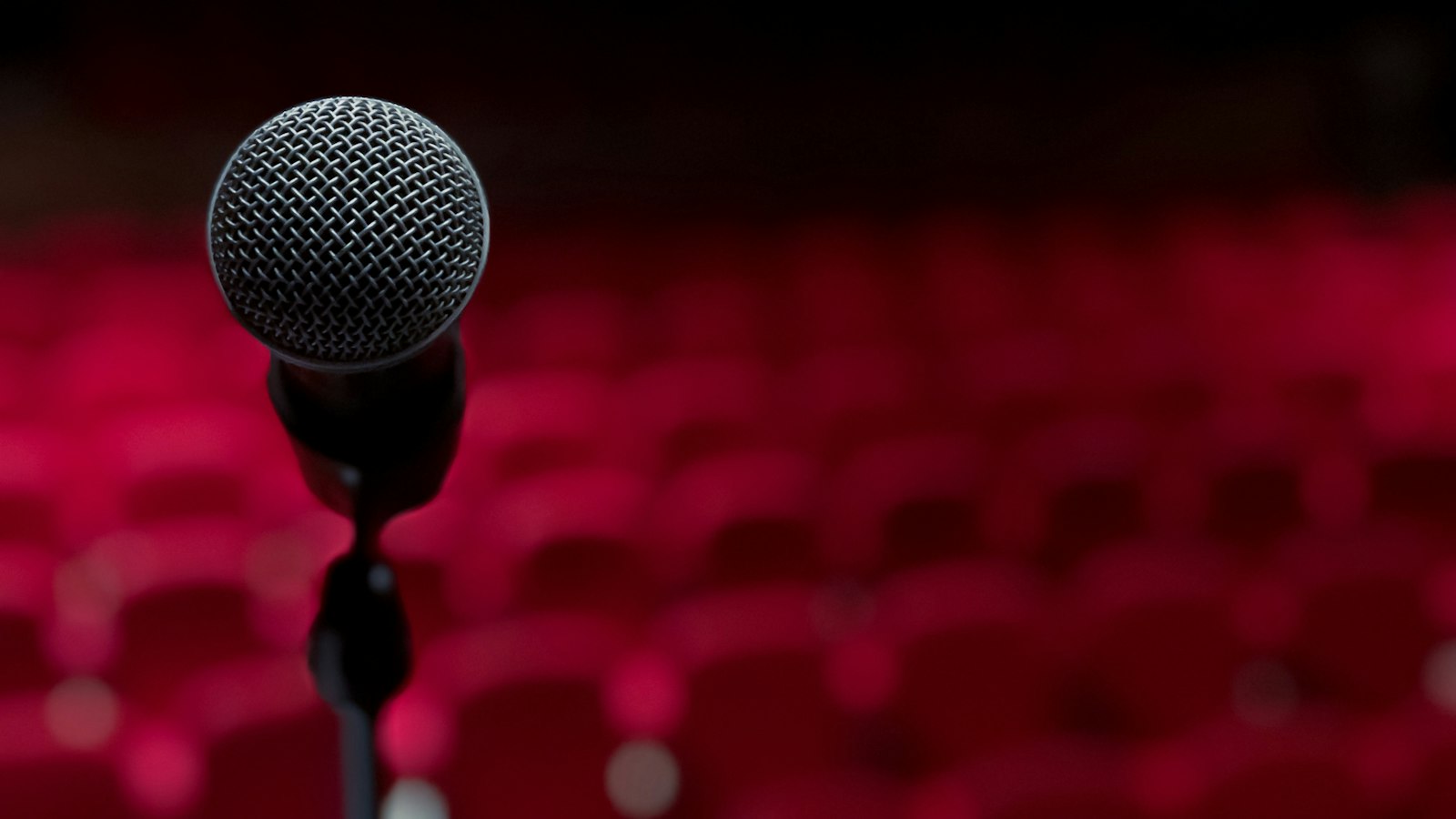 Microphone on a stand — soru cevap bölümü yönetimi
