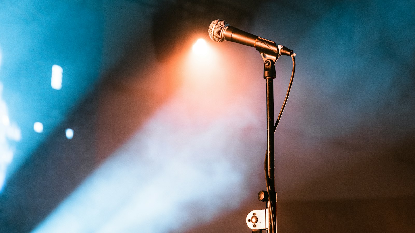 Black and silver microphone on stand, soru cevap bölümü yönetimi rehberi